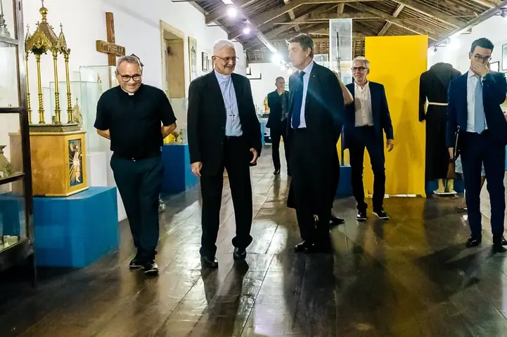Foto 3 de 19 — A visita do Embaixador Alessandro Cortese ao Centro Cultural São Francisco