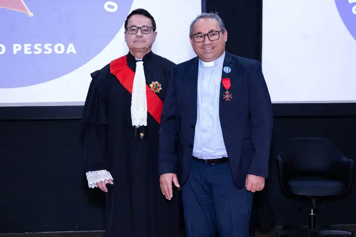 Foto 5 de 8 — Padre Marcondes Meneses recebe a Comenda da Ordem do Mérito Judiciário do Trabalho Epitácio Pessoa