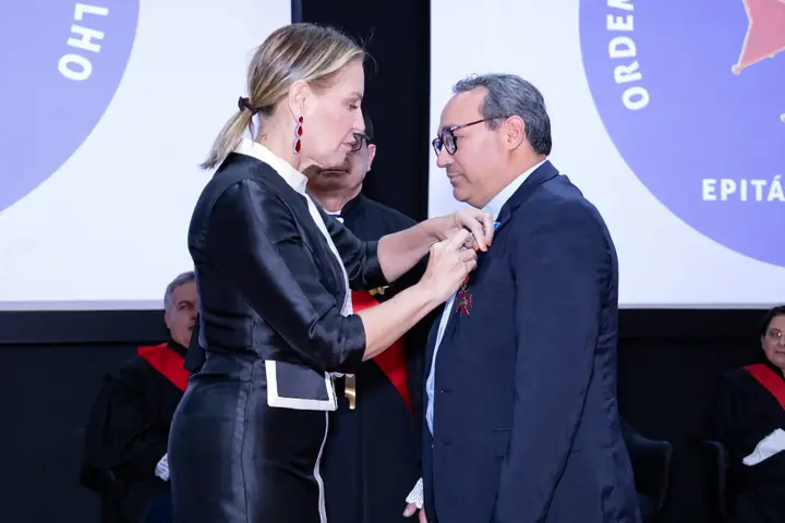 Foto 6 de 8 — Padre Marcondes Meneses recebe a Comenda da Ordem do Mérito Judiciário do Trabalho Epitácio Pessoa