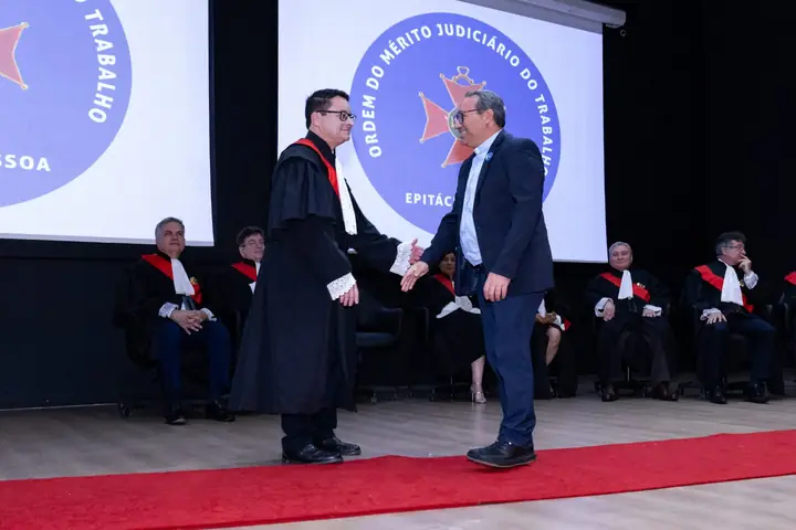 Foto 2 de 8 — Padre Marcondes Meneses recebe a Comenda da Ordem do Mérito Judiciário do Trabalho Epitácio Pessoa