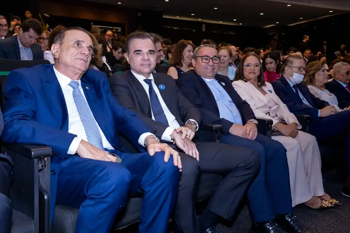 Foto 3 de 8 — Padre Marcondes Meneses recebe a Comenda da Ordem do Mérito Judiciário do Trabalho Epitácio Pessoa