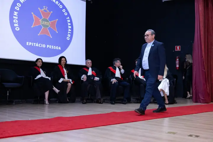 Foto 4 de 8 — Padre Marcondes Meneses recebe a Comenda da Ordem do Mérito Judiciário do Trabalho Epitácio Pessoa