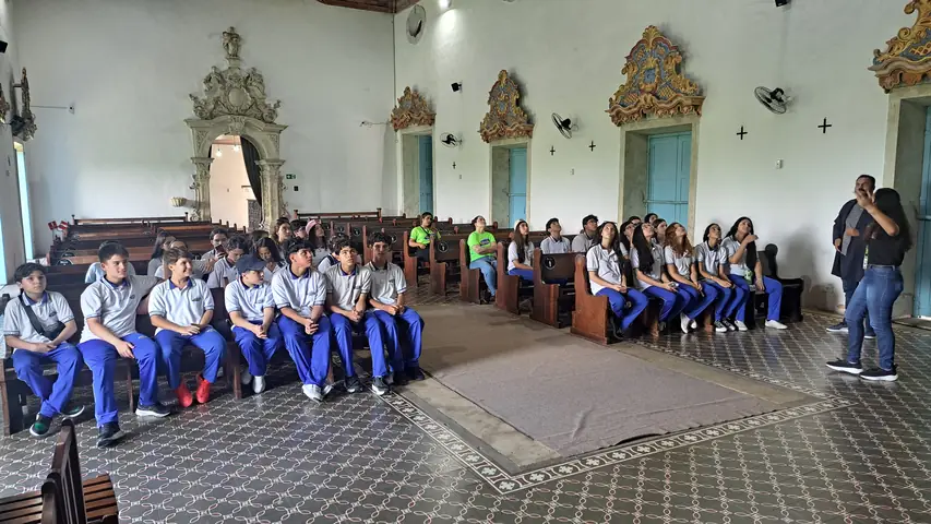Foto 3 de 3 — Visita do Colégio Apoio - 10 de abril de 2026