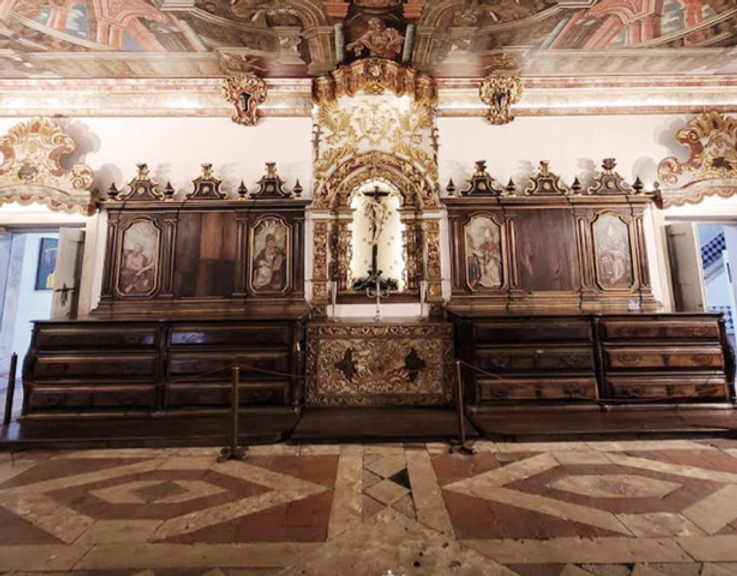 Detalhes piso e altar sacristia