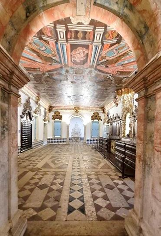 Vista geral da sacristia: piso, forro e ornamentações